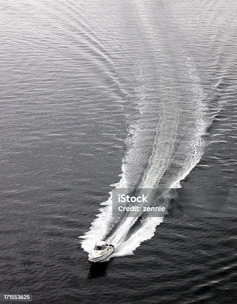 Foto de Na Burrard Inlet Corrida De Lancha e mais fotos de stock de Curso - Curso, Atividade, Barco a Motor