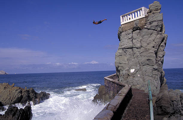 mazatlán, méxico cliff submarinista. - salto desde acantilado fotografías e imágenes de stock