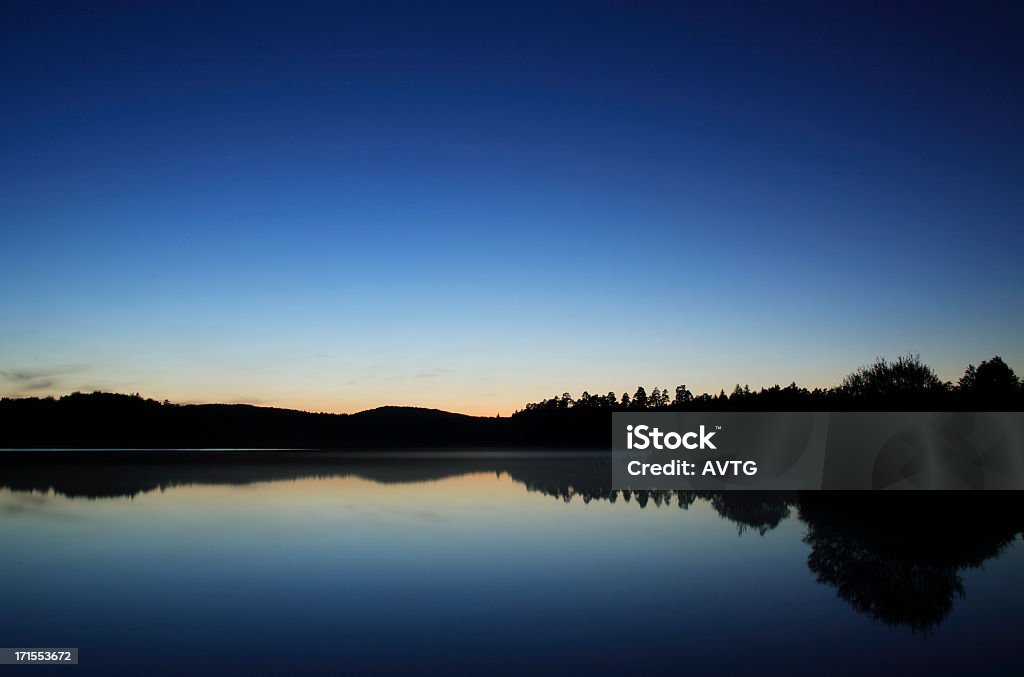 Moody Lake nach Sonnenuntergang - Lizenzfrei Dunkelblau Stock-Foto