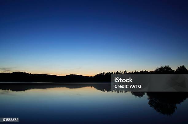 Photo libre de droit de Moody Lac Après Le Coucher Du Soleil banque d'images et plus d'images libres de droit de Bleu foncé - Bleu foncé, Eau, Lac