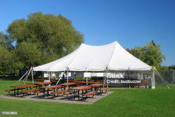 Tenda Grande Evento Especial Branco - Fotografias de stock e mais imagens de Tenda - Estrutura Feita pelo Homem - Tenda - Estrutura Feita pelo Homem, Toldo - Estrutura construída, Festa