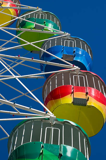 Roda-Gigante contra o céu azul - fotografia de stock