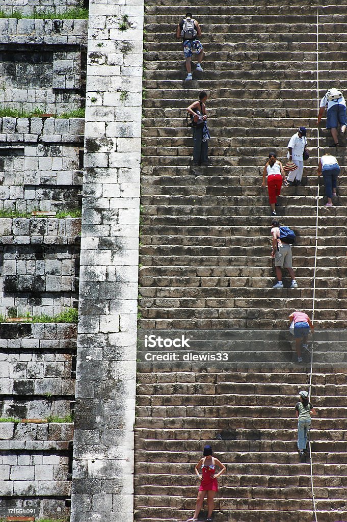 Escalade la grande pyramide, de Chichen-Itza - Photo de Cozumel libre de droits