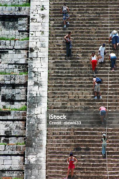 Scalare La Grande Piramide Di Chichenitza - Fotografie stock e altre immagini di Civiltà Maya - Civiltà Maya, Isola di Cozumel, Piramide - Struttura edile