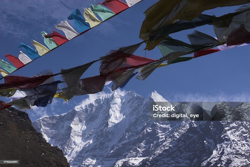 Bandiere di preghiera nel vento - Foto stock royalty-free di Ambientazione esterna