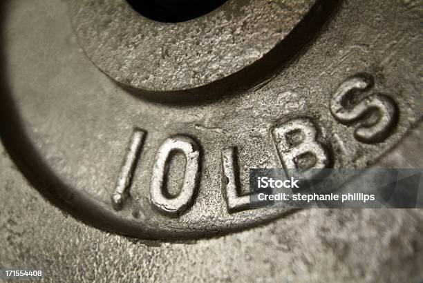 Detalle De Diez Libras De Peso Foto de stock y más banco de imágenes de Libra - Unidad de masa - Libra - Unidad de masa, Pesas, Centro de bienestar