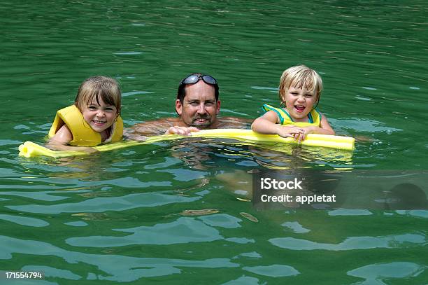 Photo libre de droit de Papa Et Sa Fille À La Piscine banque d'images et plus d'images libres de droit de Adulte - Adulte, Affectueux, Amour