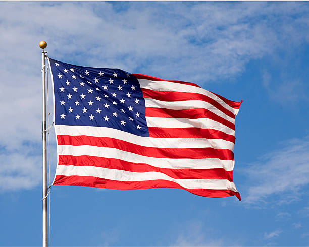 Grande EUA bandeira balançando contra o céu azul - foto de acervo