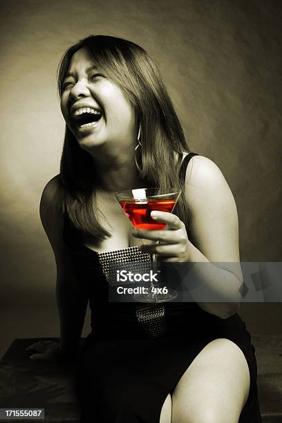 Asiático Com Cocktail Feminino - Fotografias de stock e mais imagens de Cool - Cool, Copo de Vinho, Mulheres