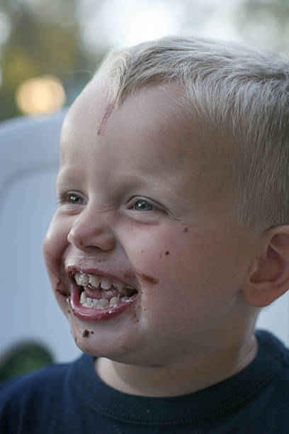 sweet besessenheit - eating obsessive child toddler stock-fotos und bilder
