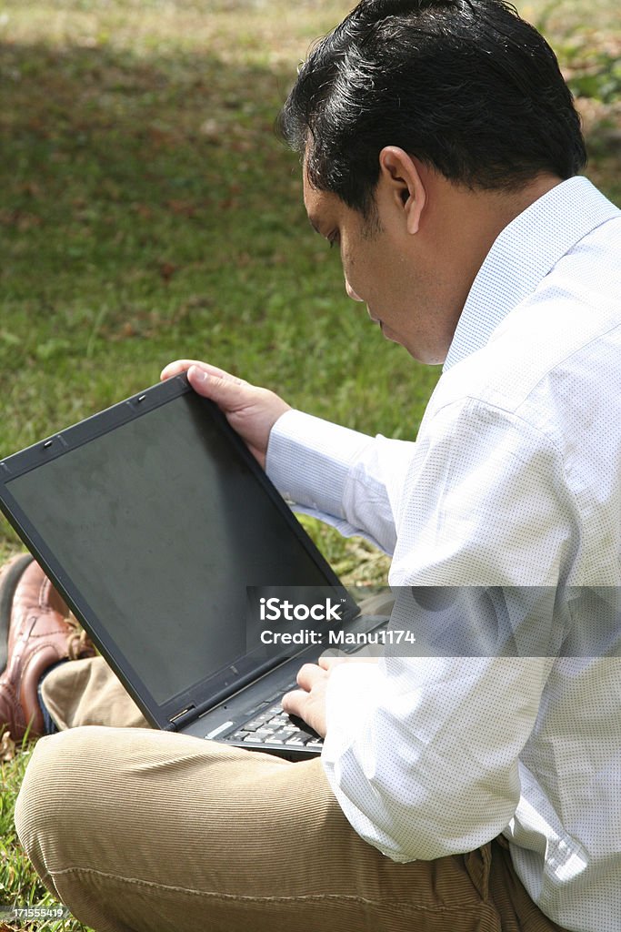 Homem concentrado trabalhando em seu laptop - Foto de stock de Adulto royalty-free