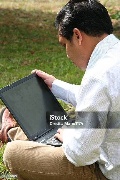 Foto de Homem Concentrado Trabalhando Em Seu Laptop e mais fotos de stock de Adulto - Adulto, Amizade, Asiático e indiano