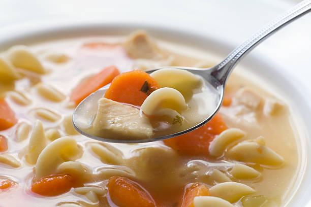 sopa de pollo con fideos - soup chicken soup chicken noodle soup food fotografías e imágenes de stock