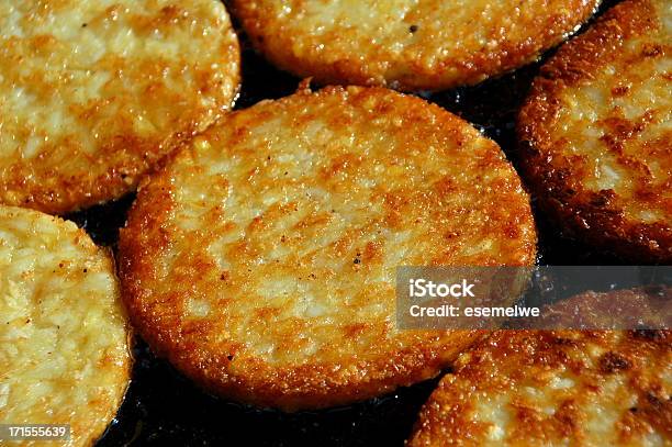 Goldbraun Gebratene Kartoffelpfannkuchen Stockfoto und mehr Bilder von Reiberdatschi - Reiberdatschi, Frittiertes Gebäck, Kartoffelgericht
