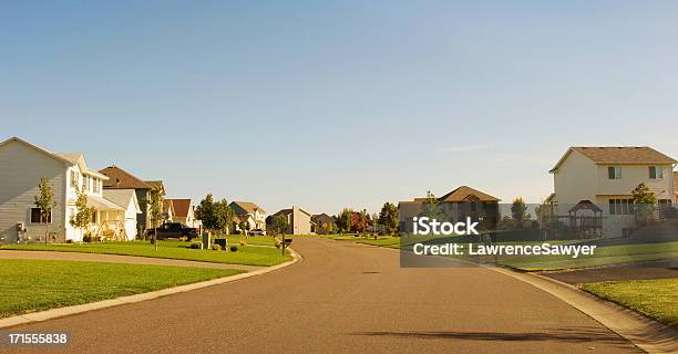 Piękne Suburbia - zdjęcia stockowe i więcej obrazów Bez ludzi - Bez ludzi, Budowla mieszkaniowa, Dobrobyt