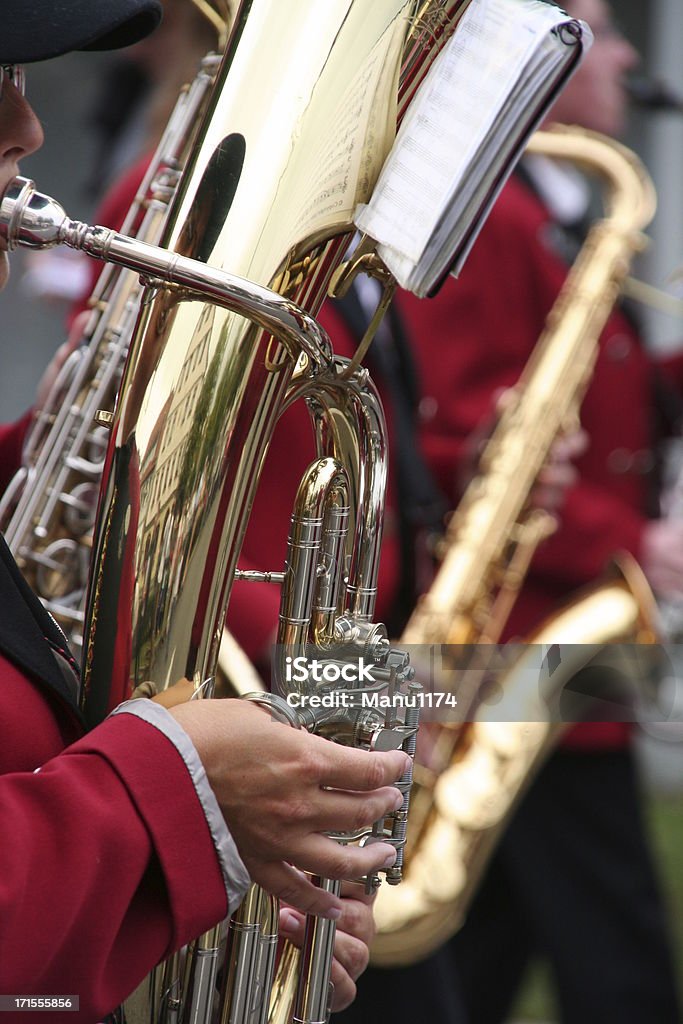 Mann spielt eine tuba in einer parade - Lizenzfrei Bildschärfe Stock-Foto