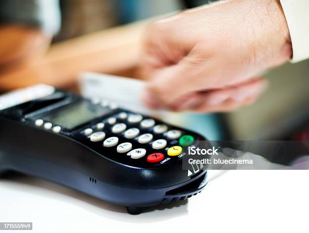 Pago Con Tarjeta De Crédito Foto de stock y más banco de imágenes de Actividad comercial - Actividad comercial, Adulto, Cajero automático