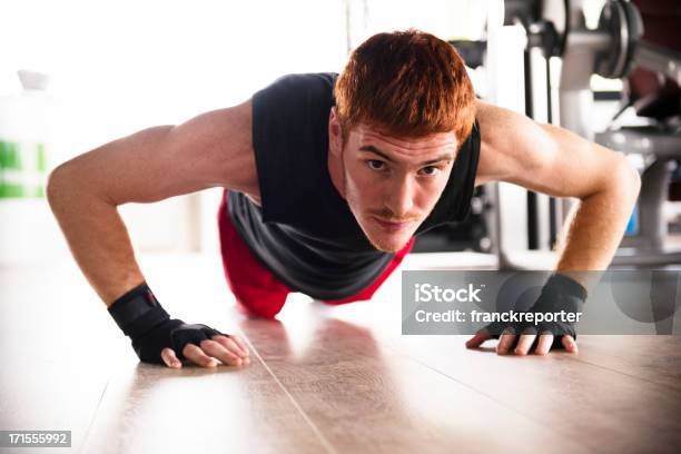 Foto de Fazer Exercícios Difíceis Na Academia De Ginástica De Madeira e mais fotos de stock de 20 Anos