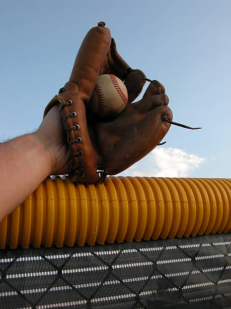 бейсбольная перчатка catch - baseball mit стоковые фото и изображения