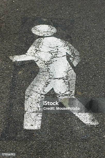 歩行者横断 Stencilled ホワイトの男性 - アクティブシニアのストックフォトや画像を多数ご用意 - アクティブシニア, アクティブライフスタイル, アスファルト
