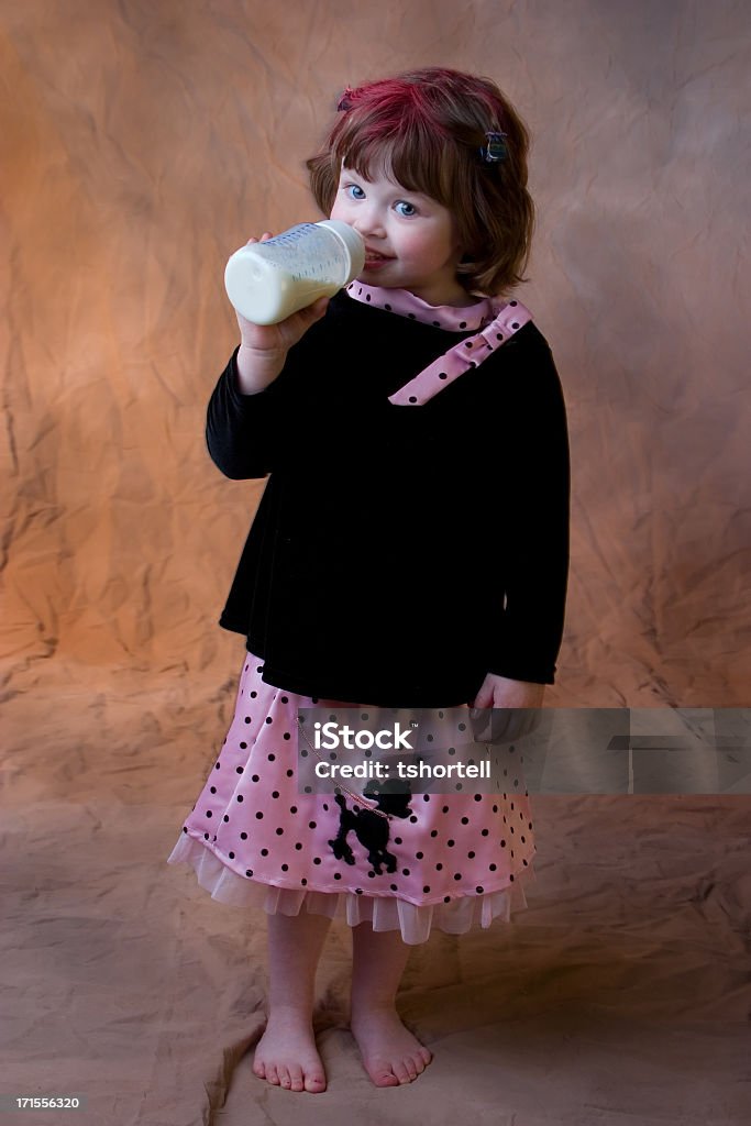 Маленькая девочка пить молоко бутылка с 50-х годов стиль Юбка-пудель - Стоковые фото Босиком роялти-фри