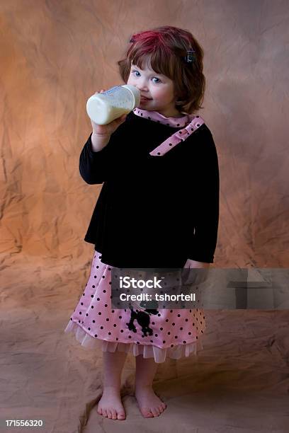 Маленькая Девочка Пить Молоко Бутылка С 50х Годов Стиль Юбкапудель — стоковые фотографии и другие картинки Босиком