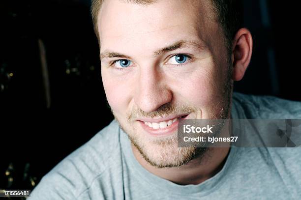 Lächeln Freundlich Stockfoto und mehr Bilder von Blaue Augen - Blaue Augen, Erwachsene Person, Fotografie