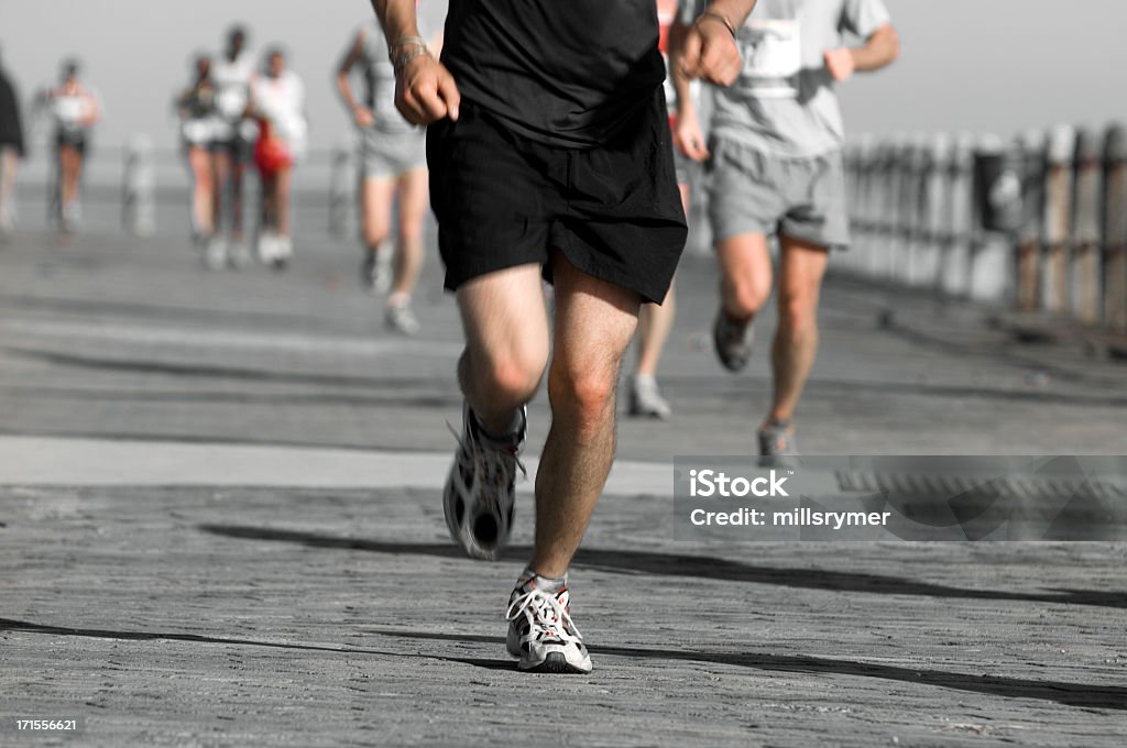 Corriendo en negro - Foto de stock de Correr libre de derechos