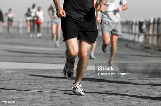 Esecuzione In Nero - Fotografie stock e altre immagini di Close-up - Close-up, Correre, Evento su pista