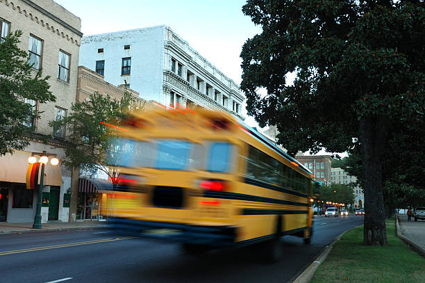 autocarro escolar em movimento - bussing imagens e fotografias de stock