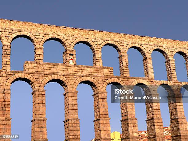 Aqueduto Romano De Segóvia - Fotografias de stock e mais imagens de Antigo - Antigo, Ao Ar Livre, Aqueduto