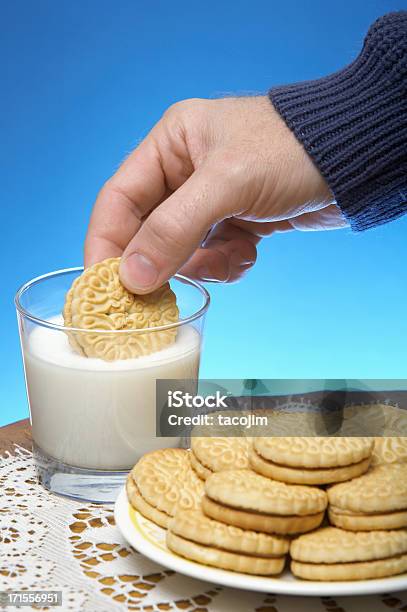 Cookie Молоко — стоковые фотографии и другие картинки Печенье - Печенье, Складывать в стопку, Ажурная салфетка