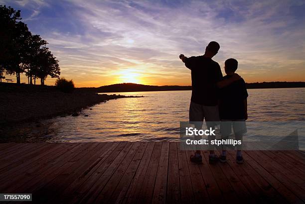 Padre E Hijo Desde Un Barco En El Muelle Al Atardecer Foto de stock y más banco de imágenes de Padre