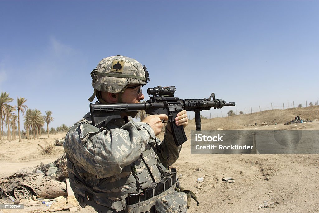 Rifle soldado - Foto de stock de Accesorio de cabeza libre de derechos