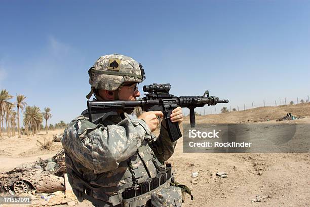 Rifle Soldado Foto de stock y más banco de imágenes de Accesorio de cabeza - Accesorio de cabeza, Adulto, Apuntar