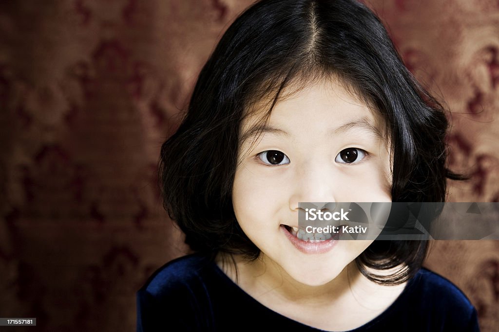 Улыбающаяся девочка - Стоковые фото Азиатская культура роялти-фри