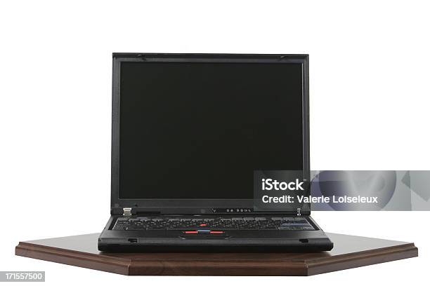 Schwarzes Laptop Auf Einem Schreibtisch Stockfoto und mehr Bilder von Beliebiger Ort - Beliebiger Ort, Bildung, Büro