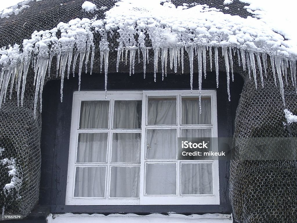 icicles su un tetto di paglia - Foto stock royalty-free di Composizione orizzontale