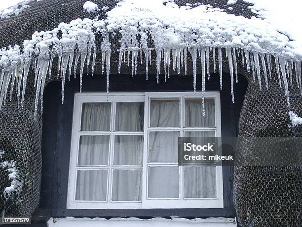 Icicles Su Un Tetto Di Paglia - Fotografie stock e altre immagini di Composizione orizzontale - Composizione orizzontale, Concetti, Finestra