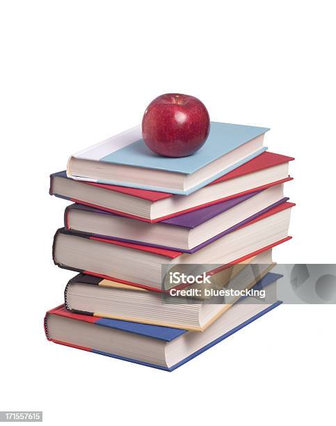Apple E Livros - Fotografias de stock e mais imagens de Aluno da Escola Primária - Aluno da Escola Primária, Aluno da Escola Secundária, Amontoar
