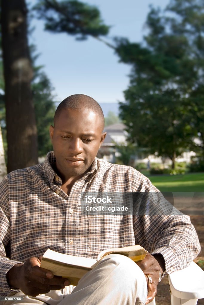 Uomo leggendo la sera - Foto stock royalty-free di Adulto