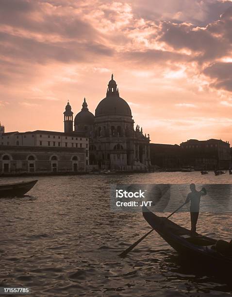 Venecia Gondolero Silhouette Foto de stock y más banco de imágenes de Iglesia de Santa María de la Salud - Iglesia de Santa María de la Salud, Adulto, Agua