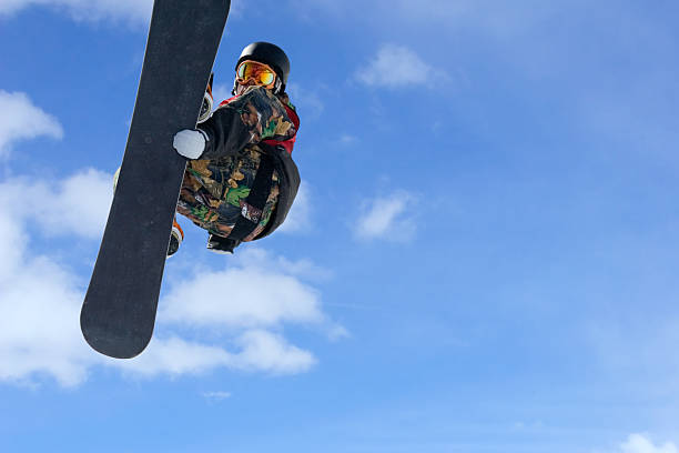 camo snowboard-enorme ar calcanhar lateral capture - cloud mid air cloudscape aerial view imagens e fotografias de stock