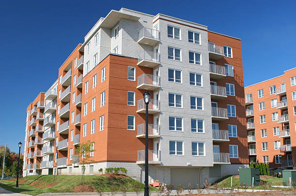 multi-apartamento típico bloco - apartment sky housing project building exterior - fotografias e filmes do acervo