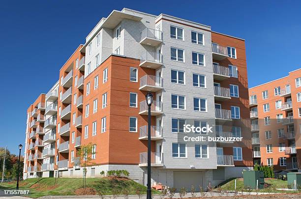 Типичные Многоквартирных Блок — стоковые фотографии и другие картинки Квартира - Квартира, Внешний вид здания, На открытом воздухе