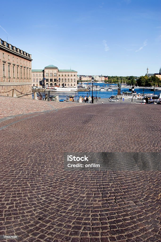 Calle street en la antigua ciudad de Estocolmo Suecia. - Foto de stock de Adoquinado libre de derechos