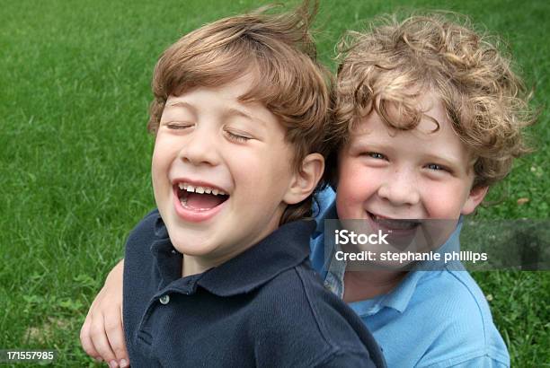 Dos Hermanos Abrazándose Y Riéndose Al Aire Libre En El Verano Foto de stock y más banco de imágenes de Abrazar
