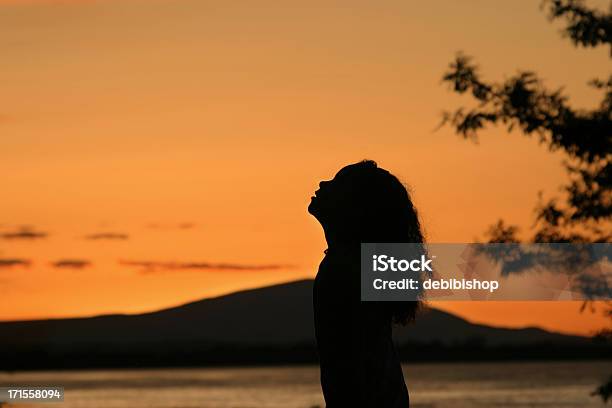 Silhueta De Menina Rezar Em Sunrise - Fotografias de stock e mais imagens de Silhueta - Silhueta, Meninas Adolescentes, Mulheres