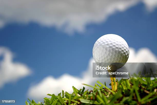 Photo libre de droit de Balle De Golf Avec Puffy Clouds banque d'images et plus d'images libres de droit de Tee de Golf - Tee de Golf, Temps qui passe, Balle de golf