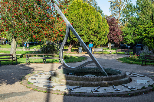 The fountain commemorates the project to restore the nearby New River Loop undertaken by London Borough of Enfield in partnership with Enfield Preservation Society and Thames Water Ltd with the support of a grant from the Heritage Lottery Fund. Designed by Wendy Taylor and unveiled on 8 September 2000. shot 3 October 2023.